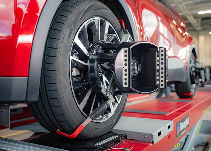 Zbliżenie na koła pojazdu podczas ustawiania zbieżności