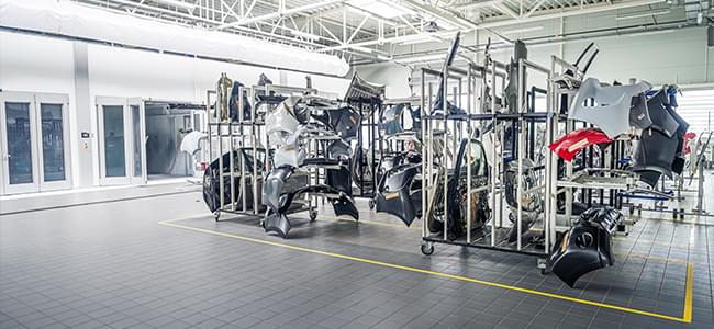 Schnące elementy blacharskie na wieszakach w warsztacie